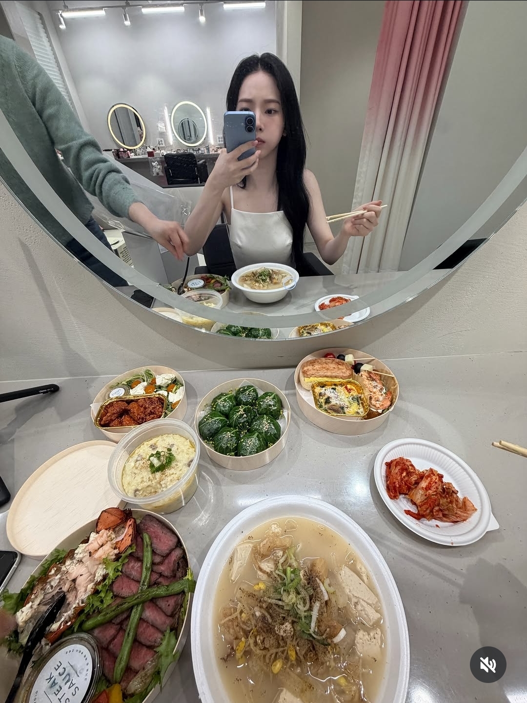 [잡담] 카리나 먹는거 개맛있겠다 | 인스티즈
