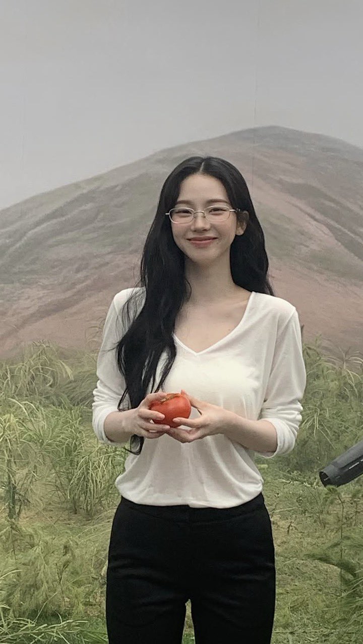 [잡담] 카리나 이 옷 내가 찾던 기본티의 정석인데 제밮 정보 좀 알랴주ㅠㅠㅠㅠㅠ | 인스티즈