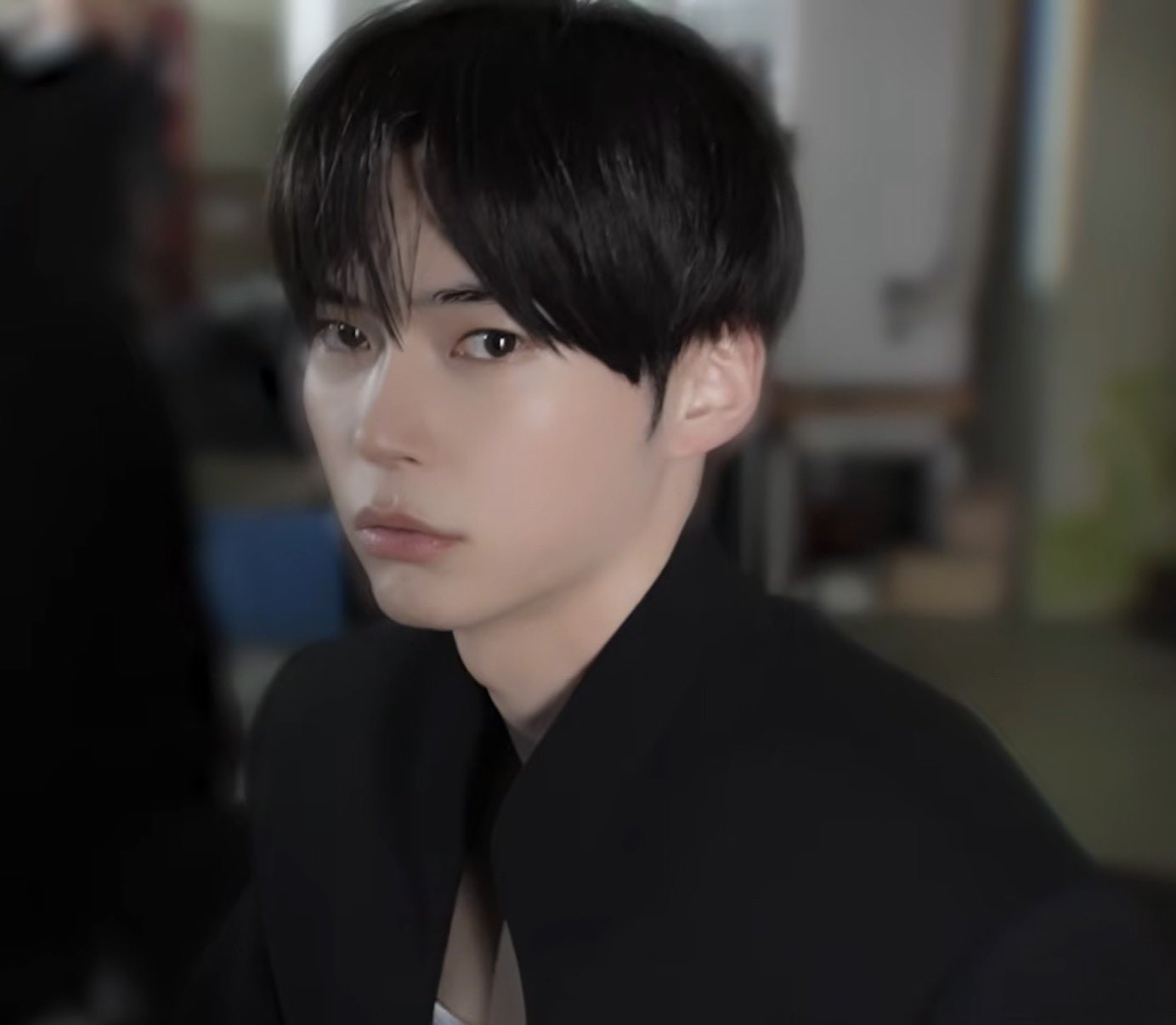 [잡담] 성한빈 비하보는데 ㄹㅇ잘생쁨 | 인스티즈