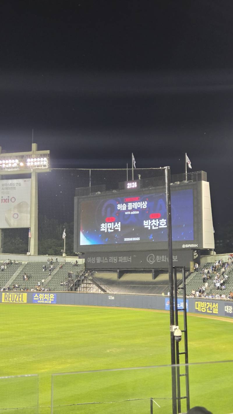 [잡담] 드디어 당당히 인터뷰 하는 찬호ㅋㅋㅋㅋㅋ +) 명진이 잘했다고 인터뷰 단상에 부름ㅠ | 인스티즈