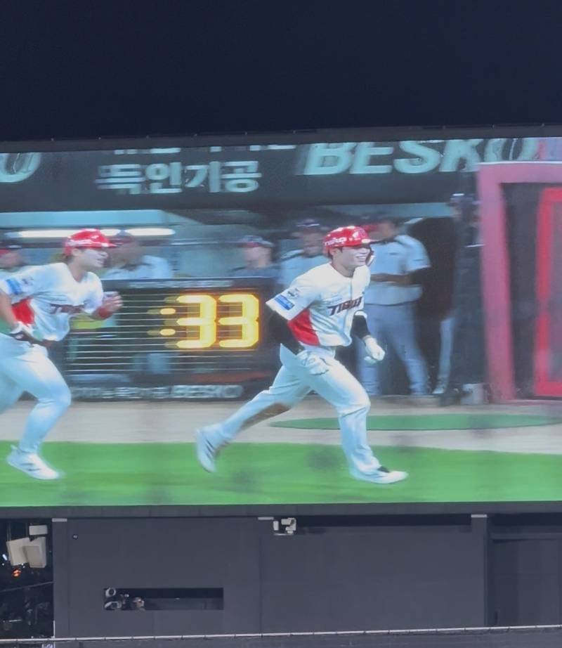 [잡담] 김호령…. 당신은 홈런3개는 쳐야 이럿캐 웃는거임……….? | 인스티즈