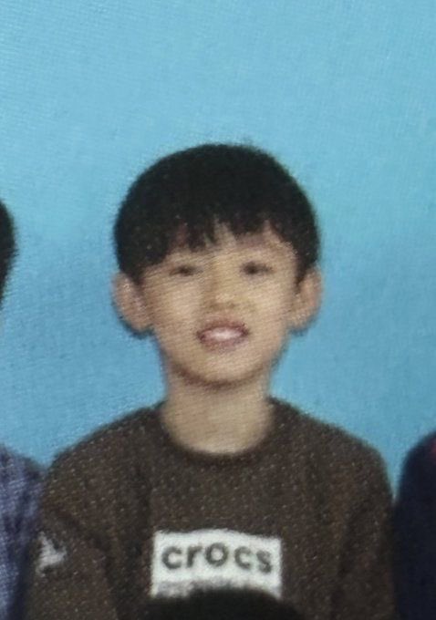 [잡담] 성현 초등학교 저학년때 같은데 저화질 속에서도 콧대가 살아있음 | 인스티즈