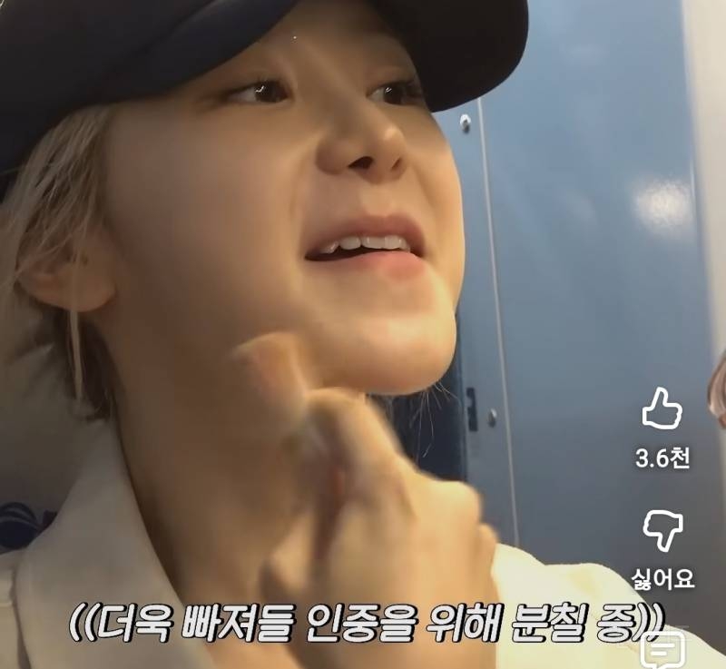 예쁜얼굴 막쓰면서 메이크업하는 여돌.jpg | 인스티즈