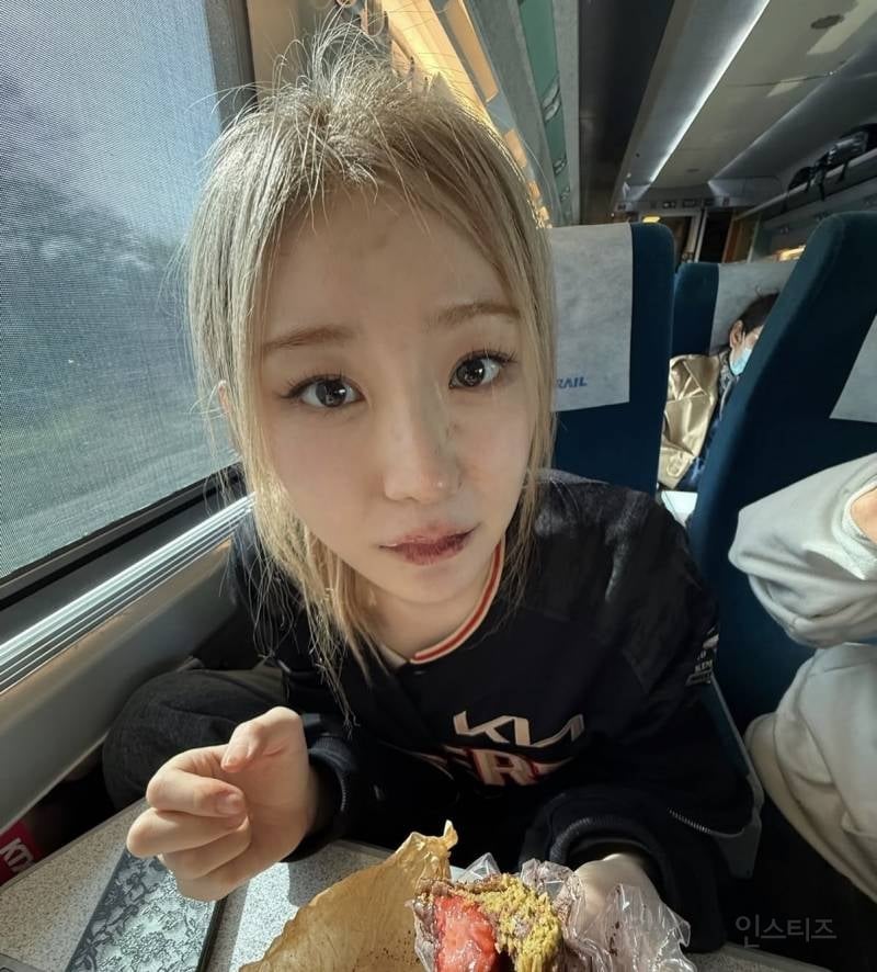 KTX에서 계란 까먹는 거 인증한 여자 아이돌.jpg | 인스티즈