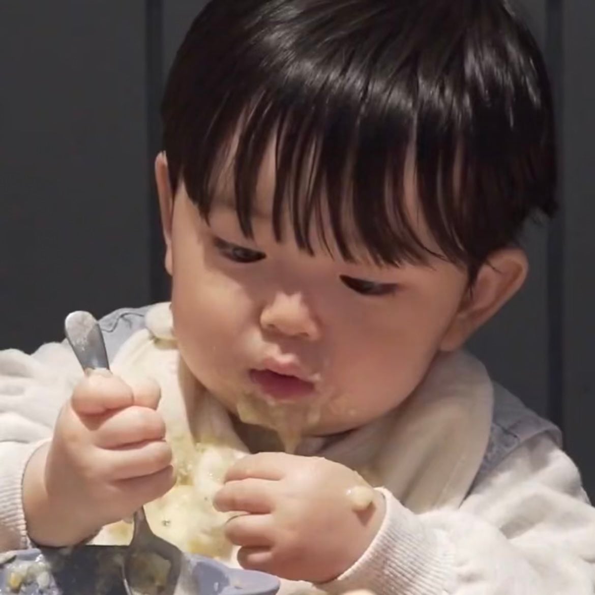[잡담] 유준이 숟가락질 스스로 하는걸 좋아한단 거에서 똑똑한게 느껴져 | 인스티즈