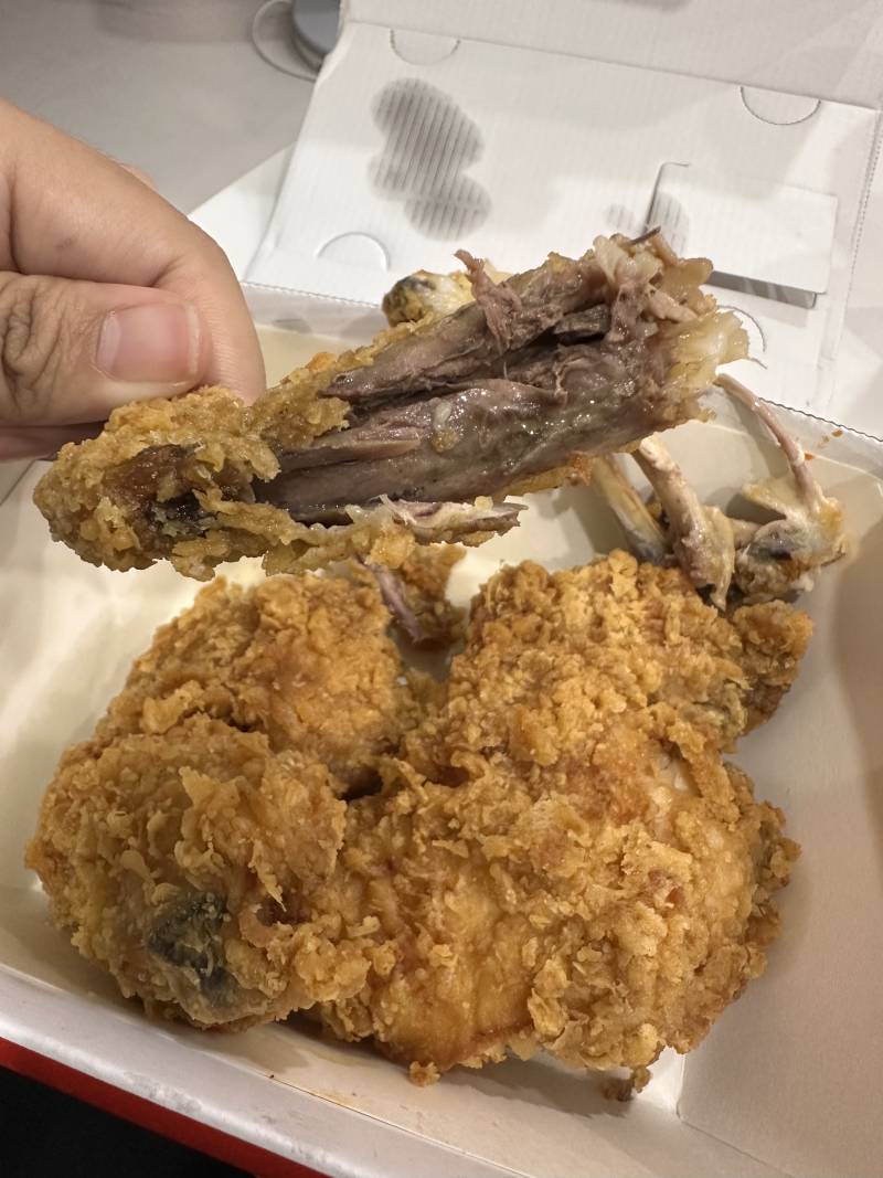 [잡담] 치킨 시켜먹는데 이거 상한걸까?? | 인스티즈