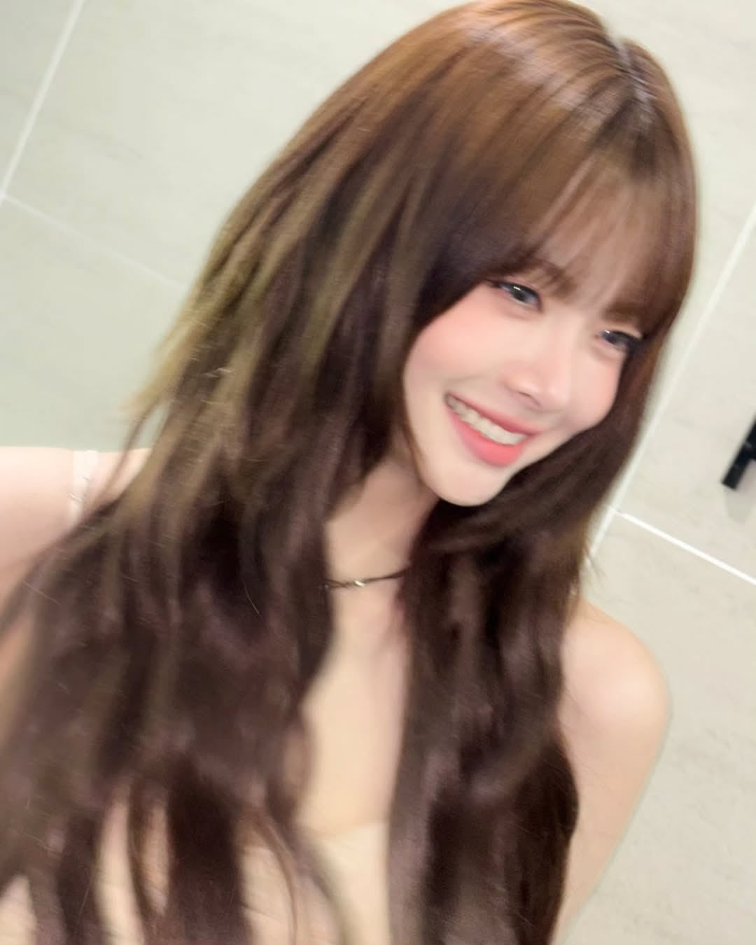 [잡담] 넘 뒷북인데 홍은채가 핫 때 염색한 색깔이 애쉬브라운이야? | 인스티즈