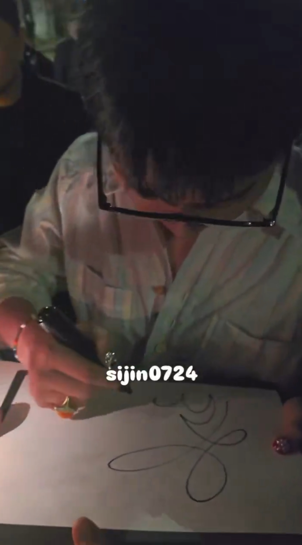 [잡담] 남팬 시점에서 싸인받는거 찍으니까 되게 쪼꼬미다,, | 인스티즈