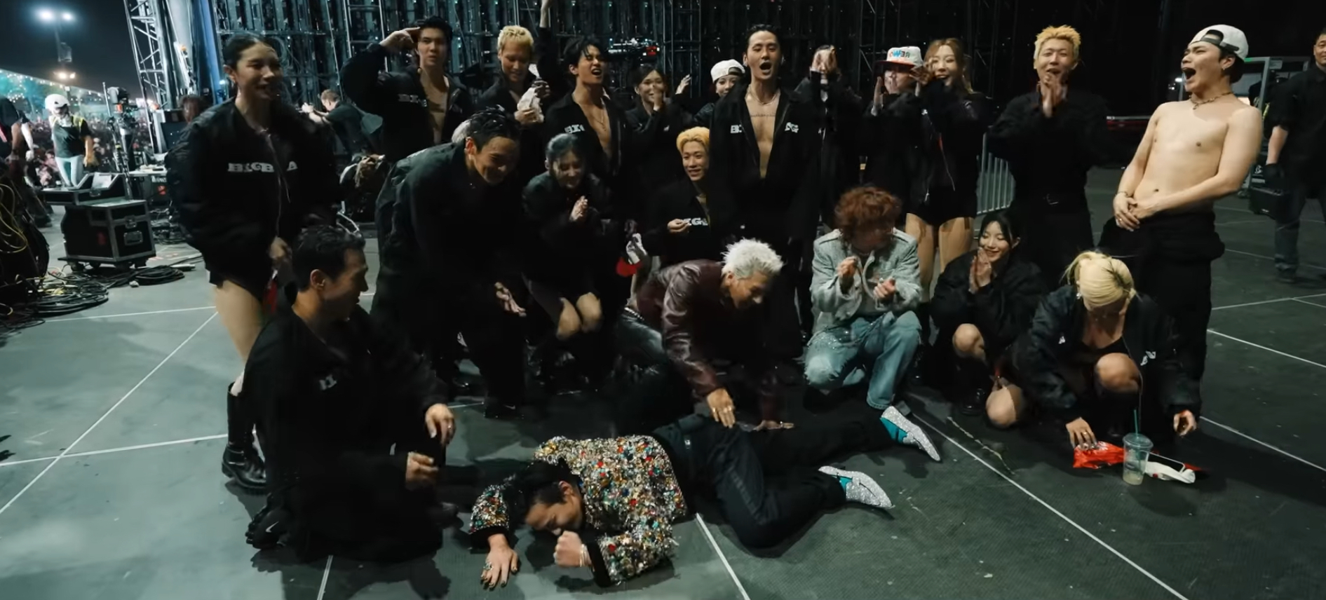 [잡담] 지디 까부니까 뒤에 스탭 표정 ㅋㅋㅋㅋㅋㅋ | 인스티즈