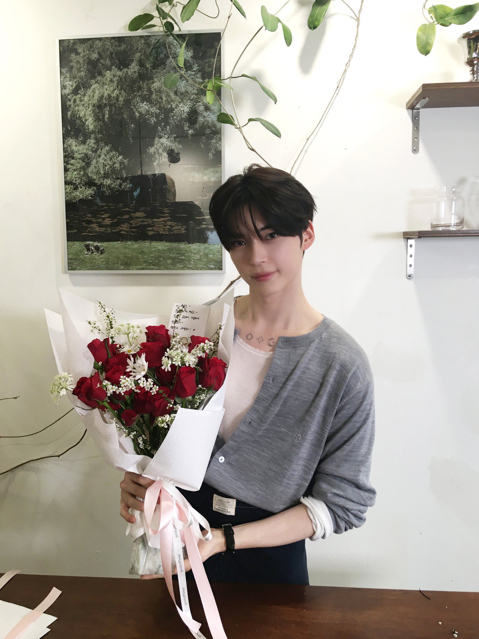 [잡담] 성한빈 로즈만 보면 찍어주는거 | 인스티즈