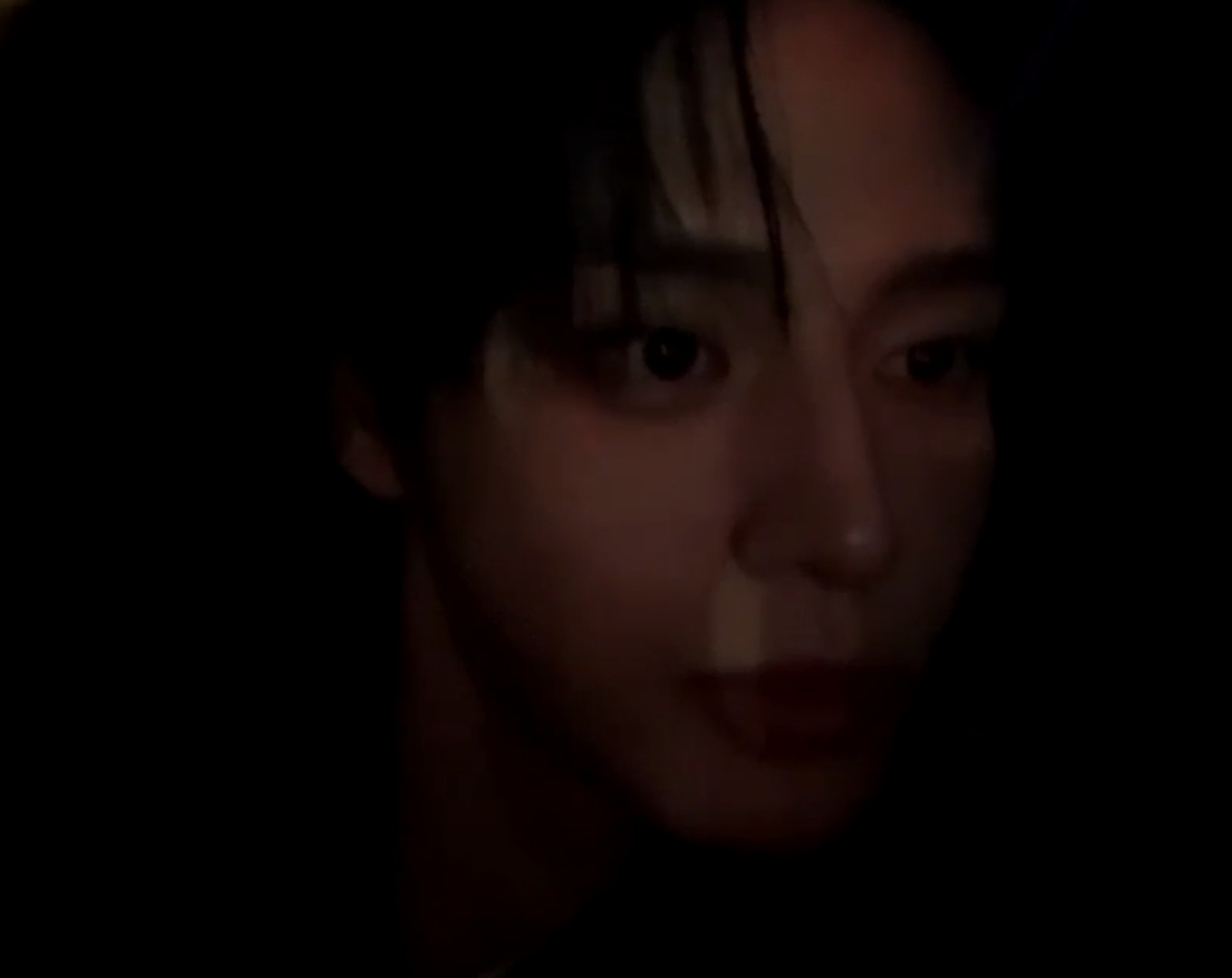 [잡담] 김지웅 라방 겁나 깜깜한데 | 인스티즈