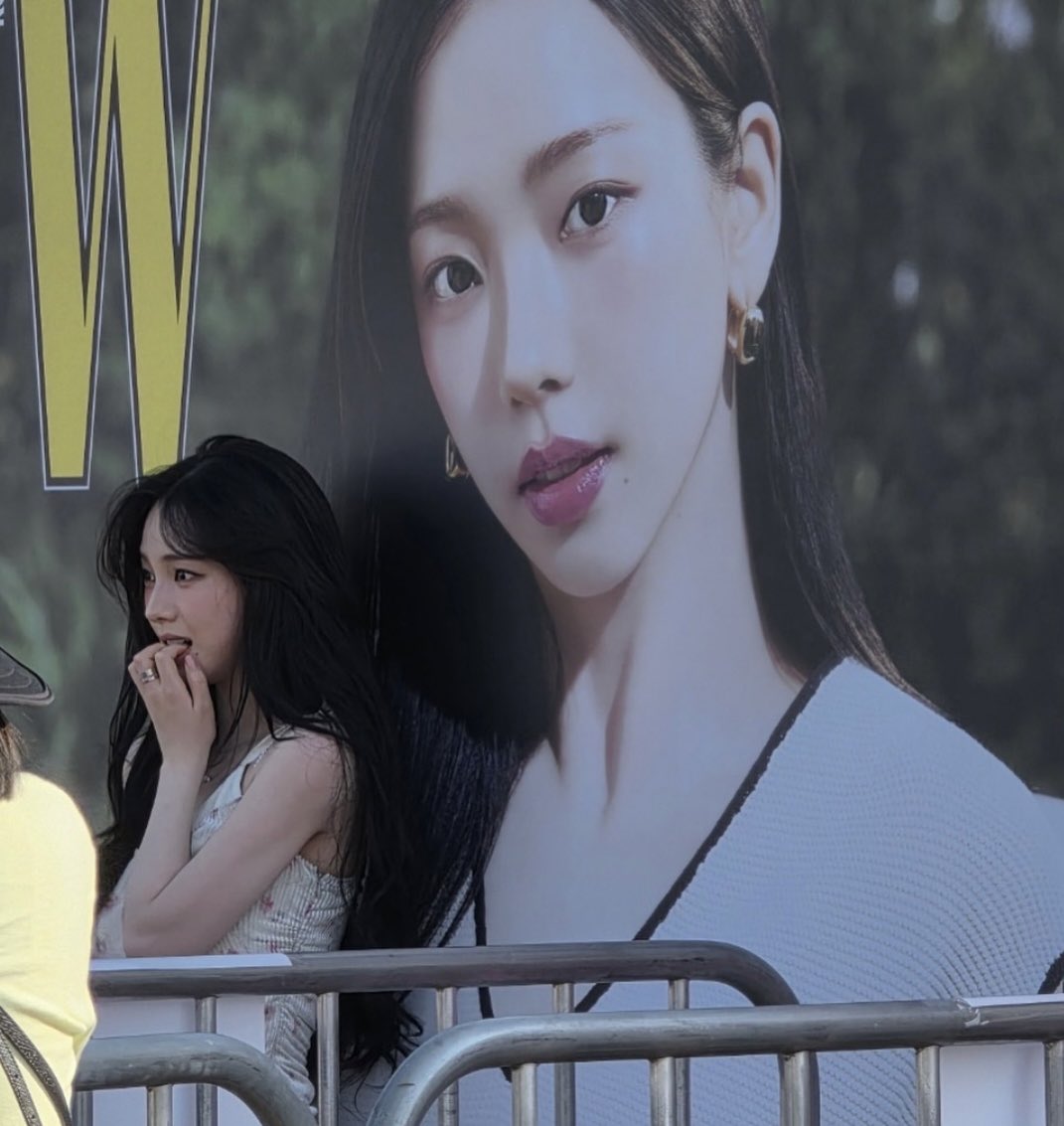 [잡담] 본인광고판 같이사진찍는 카리나 | 인스티즈