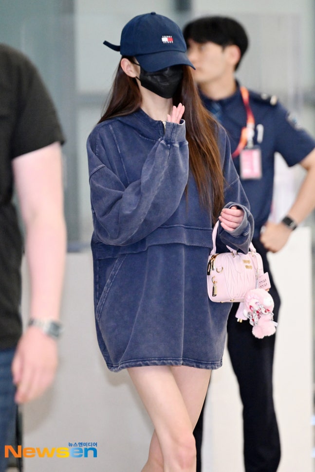 [잡담] 오늘자 공항 입국한 장원영 기사사진 | 인스티즈