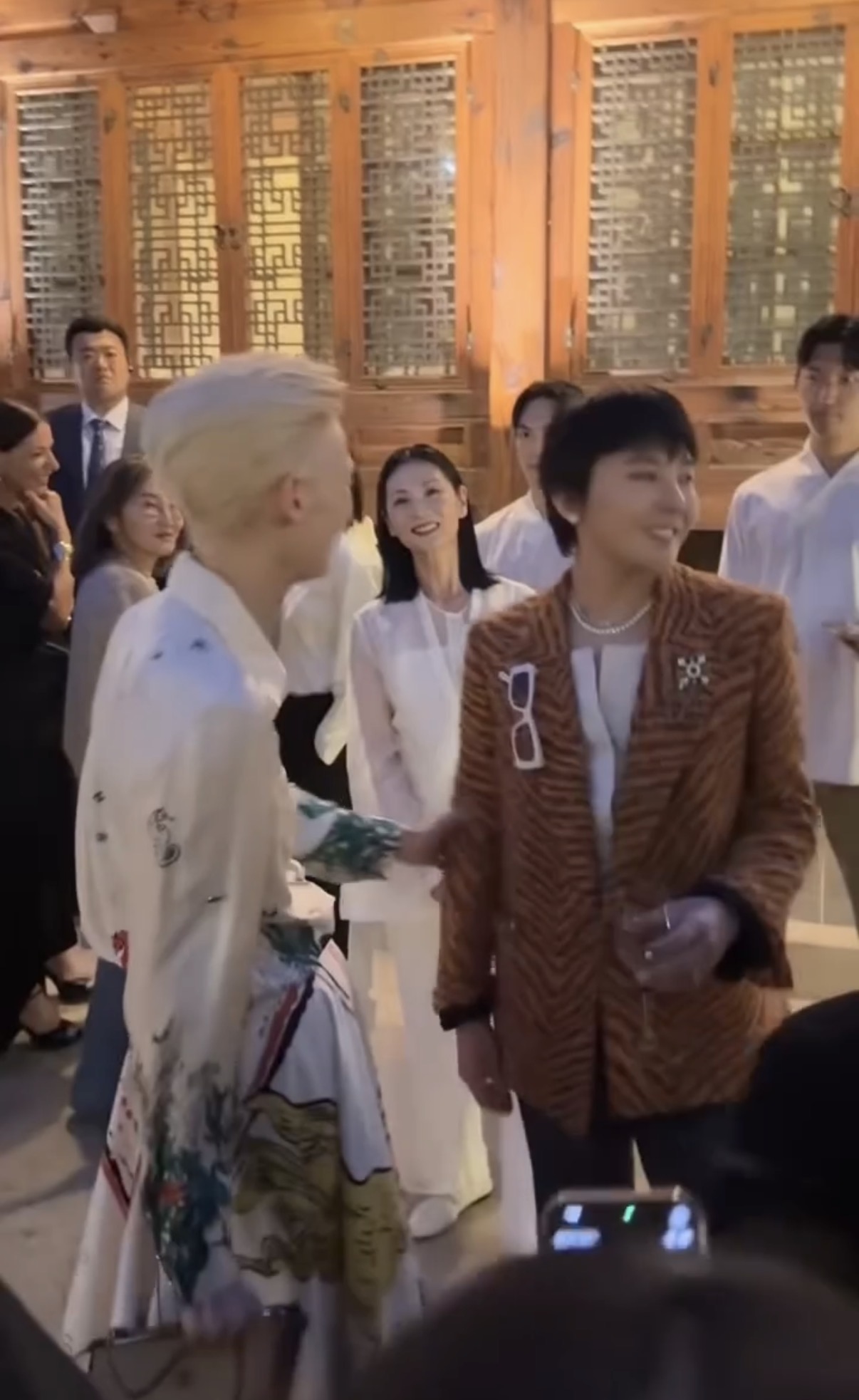 [잡담] 지디 샤넬 오프닝 파티에서 또 귀여움 받고 있어ㅋㅋ | 인스티즈