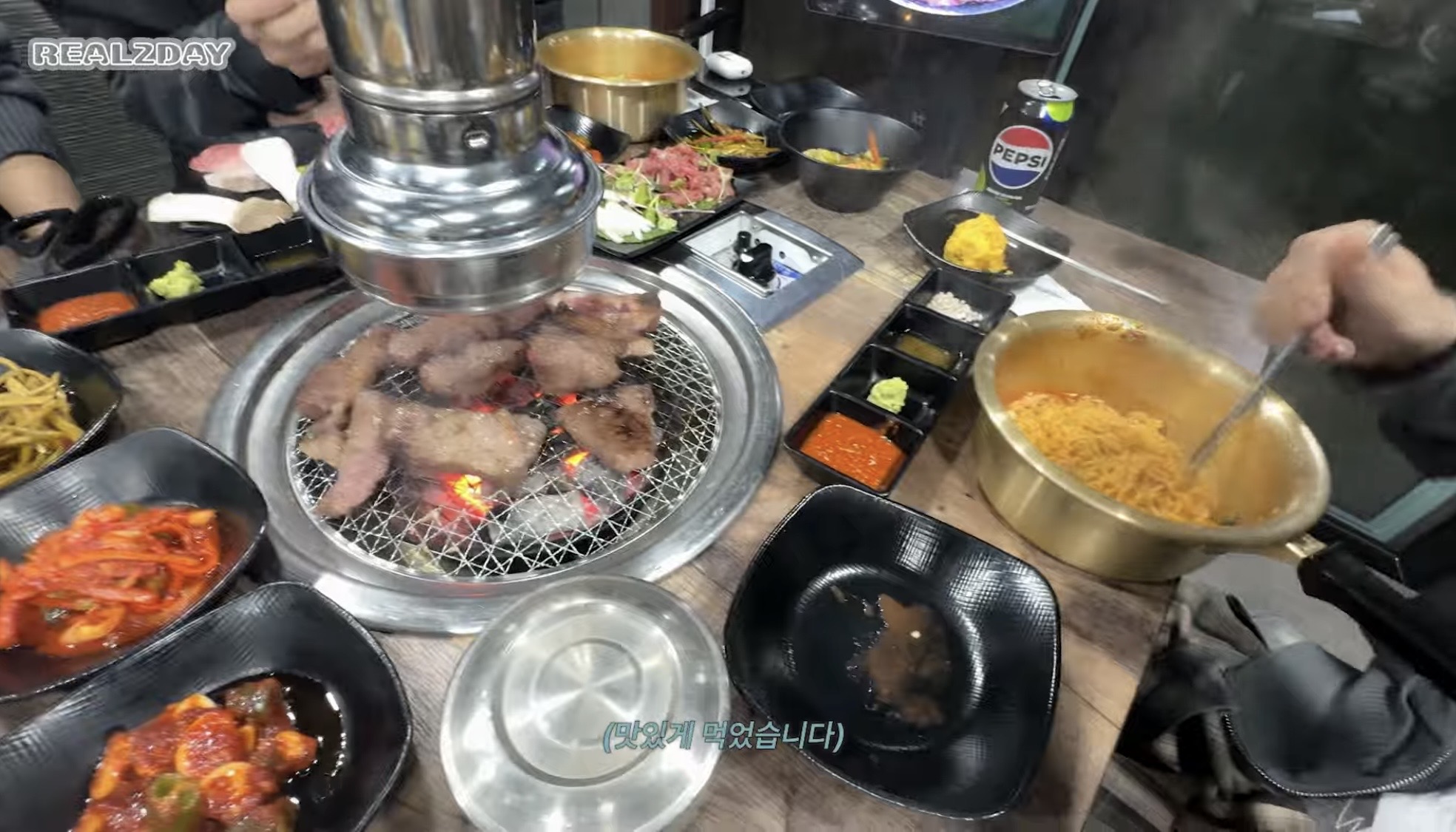 [잡담] 아 앤더블 고깃집에서 1인 1라면 때리는거 개웃김 | 인스티즈