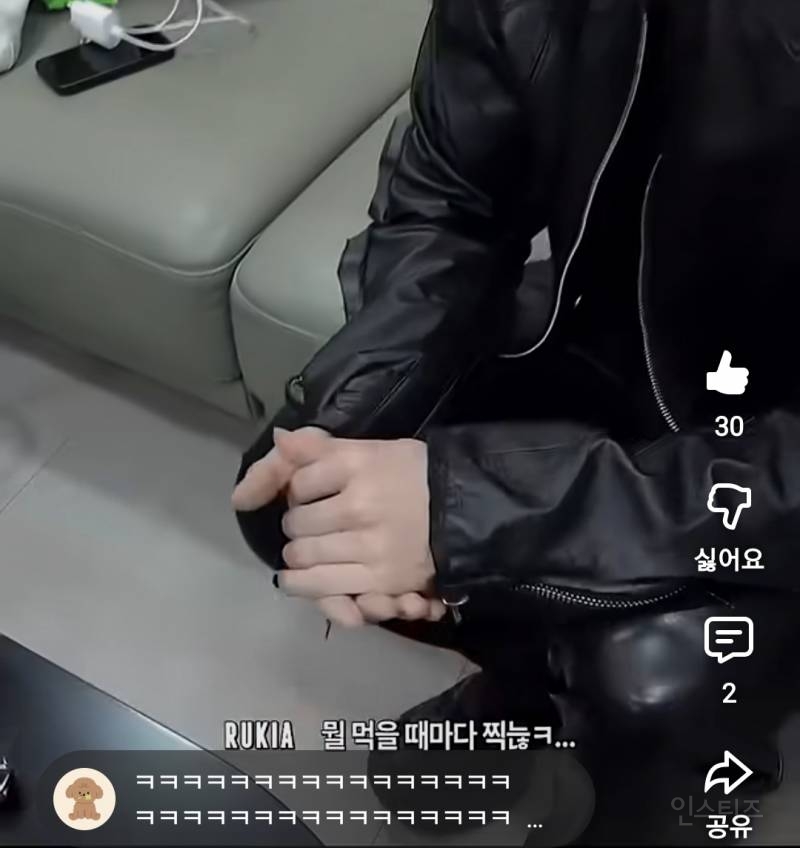 애기라고 놀림받아서 초콜릿 숨겨먹는 남돌.jpg | 인스티즈