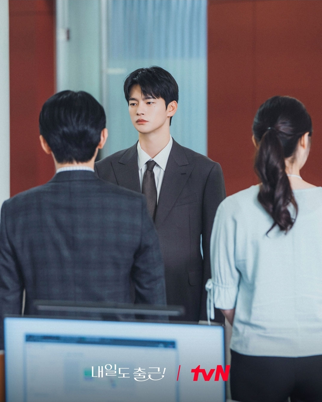 [잡담] 내일도출근) NO 스마일😑 NO 피플🙅🏻 NO 쏘리🙏🏻원칙 중시! 까칠한 직장 상사 '삼노맨' 강시우👀⚡지윤에게만은 직진 플러팅 모드 ON💓 | 인스티즈