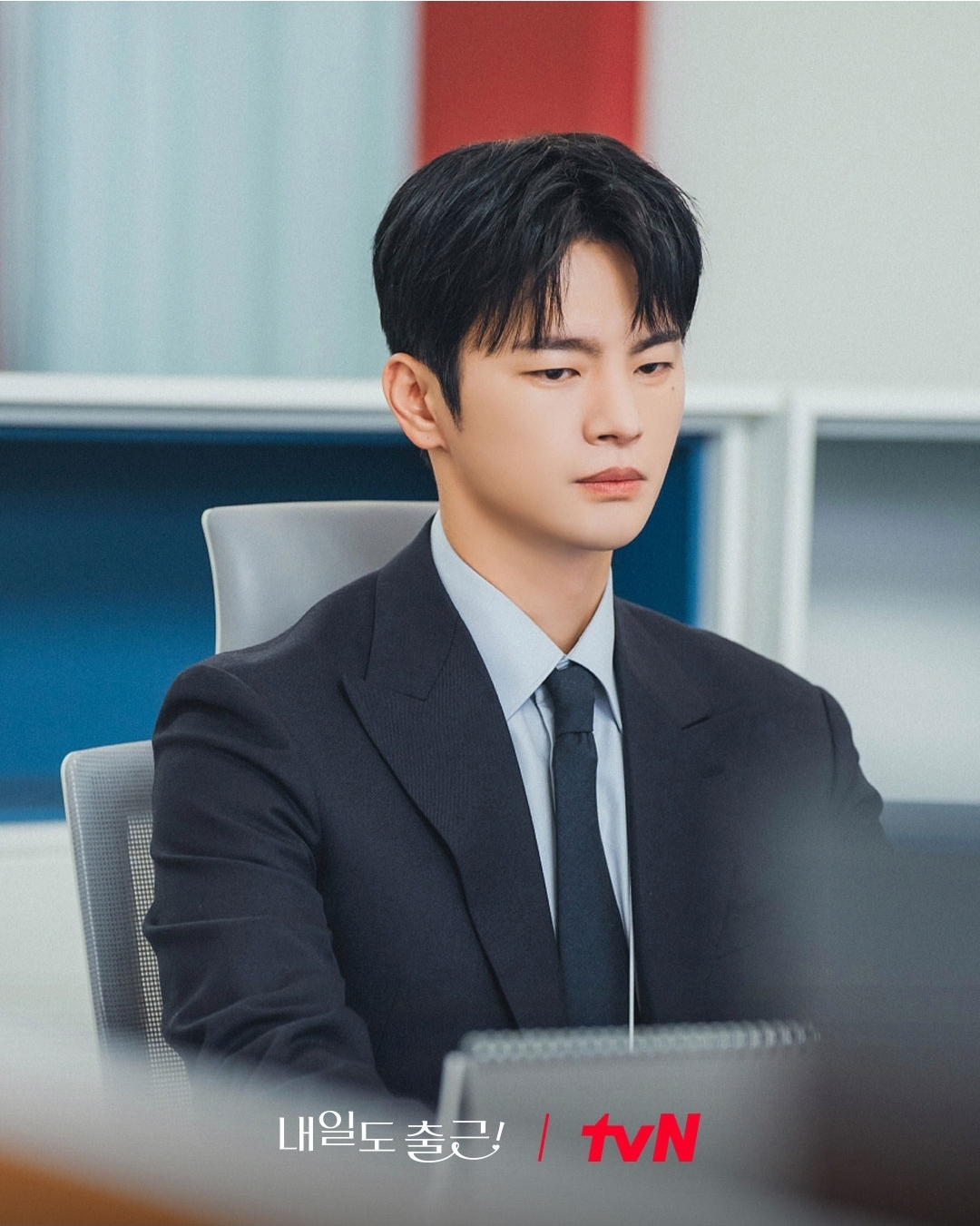 [잡담] 내일도출근) NO 스마일😑 NO 피플🙅🏻 NO 쏘리🙏🏻원칙 중시! 까칠한 직장 상사 '삼노맨' 강시우👀⚡지윤에게만은 직진 플러팅 모드 ON💓 | 인스티즈
