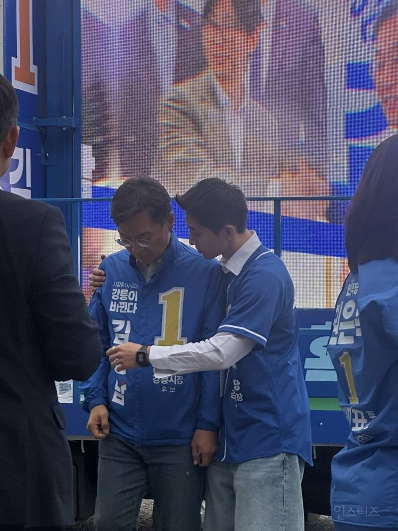 민주당 강릉시장 후보 아버님 유세 돕는 효자아들.jpg | 인스티즈