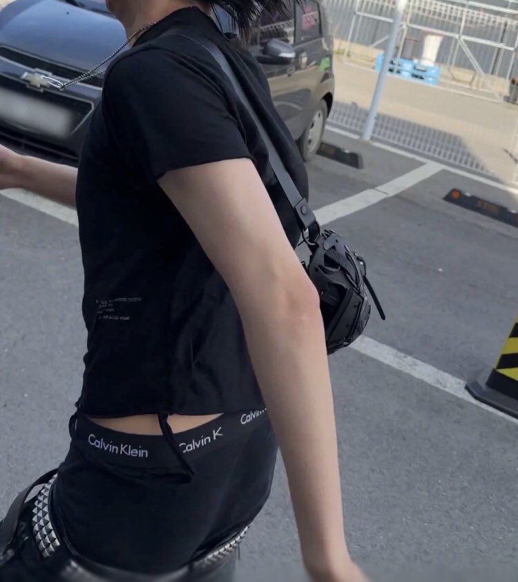 [잡담] 와 진짜 바지 이정도로 내려입는 비버 이후로 아이돌 첨봐 | 인스티즈