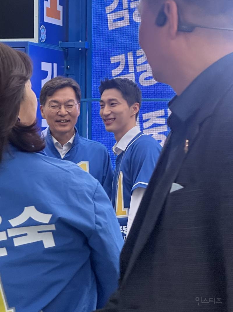민주당 강릉시장 후보 아버님 유세 돕는 효자아들.jpg | 인스티즈