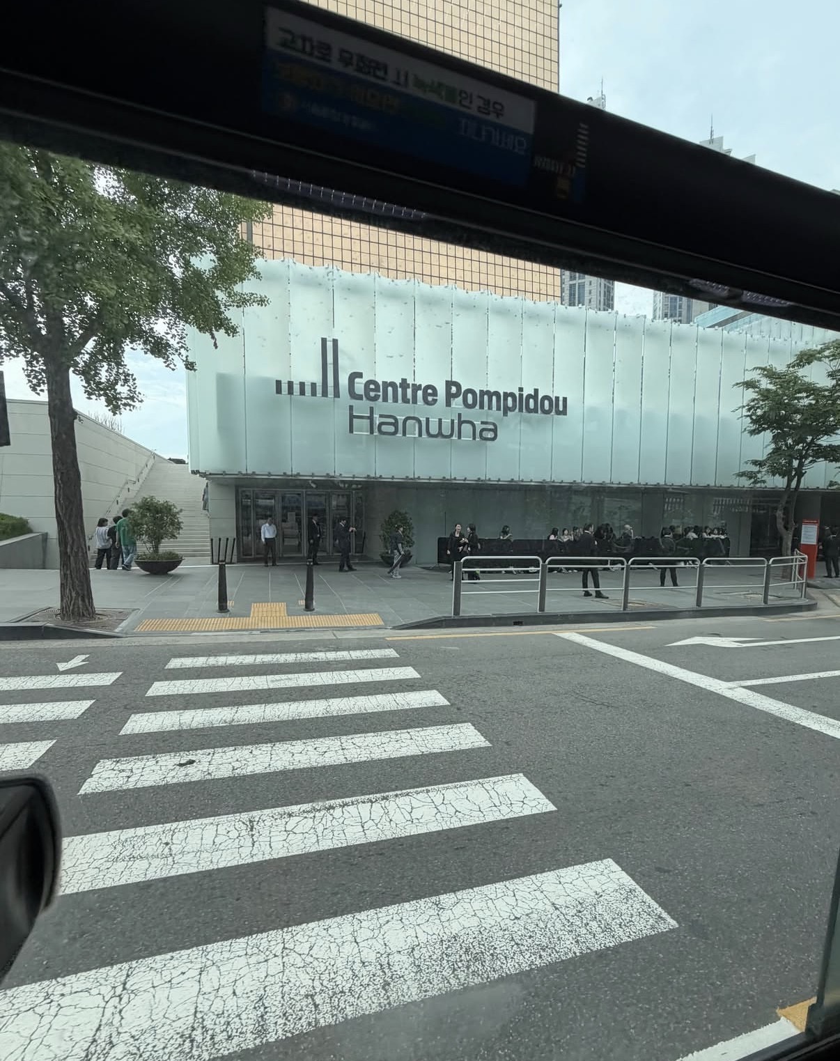 [잡담] 샤넬쇼장 부근에 돌팬들 줄 선거라는데…… | 인스티즈