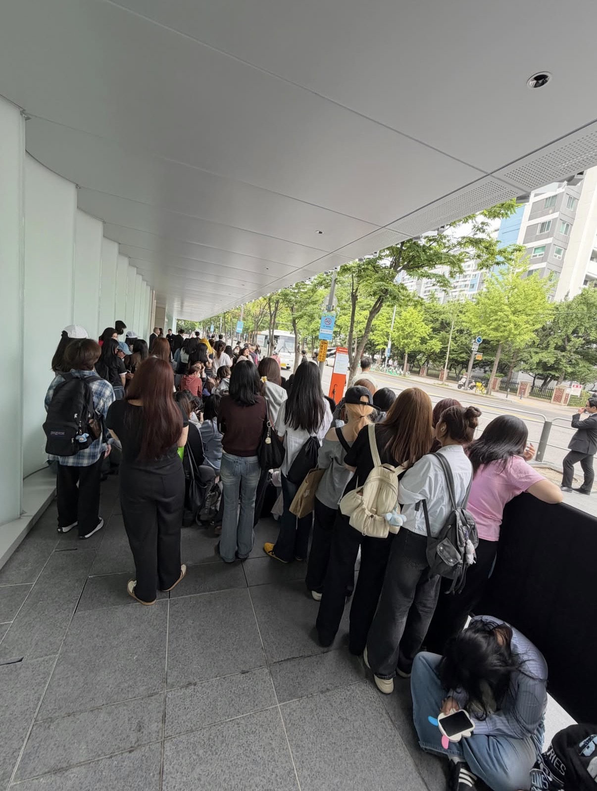 [잡담] 샤넬쇼장 부근에 돌팬들 줄 선거라는데…… | 인스티즈