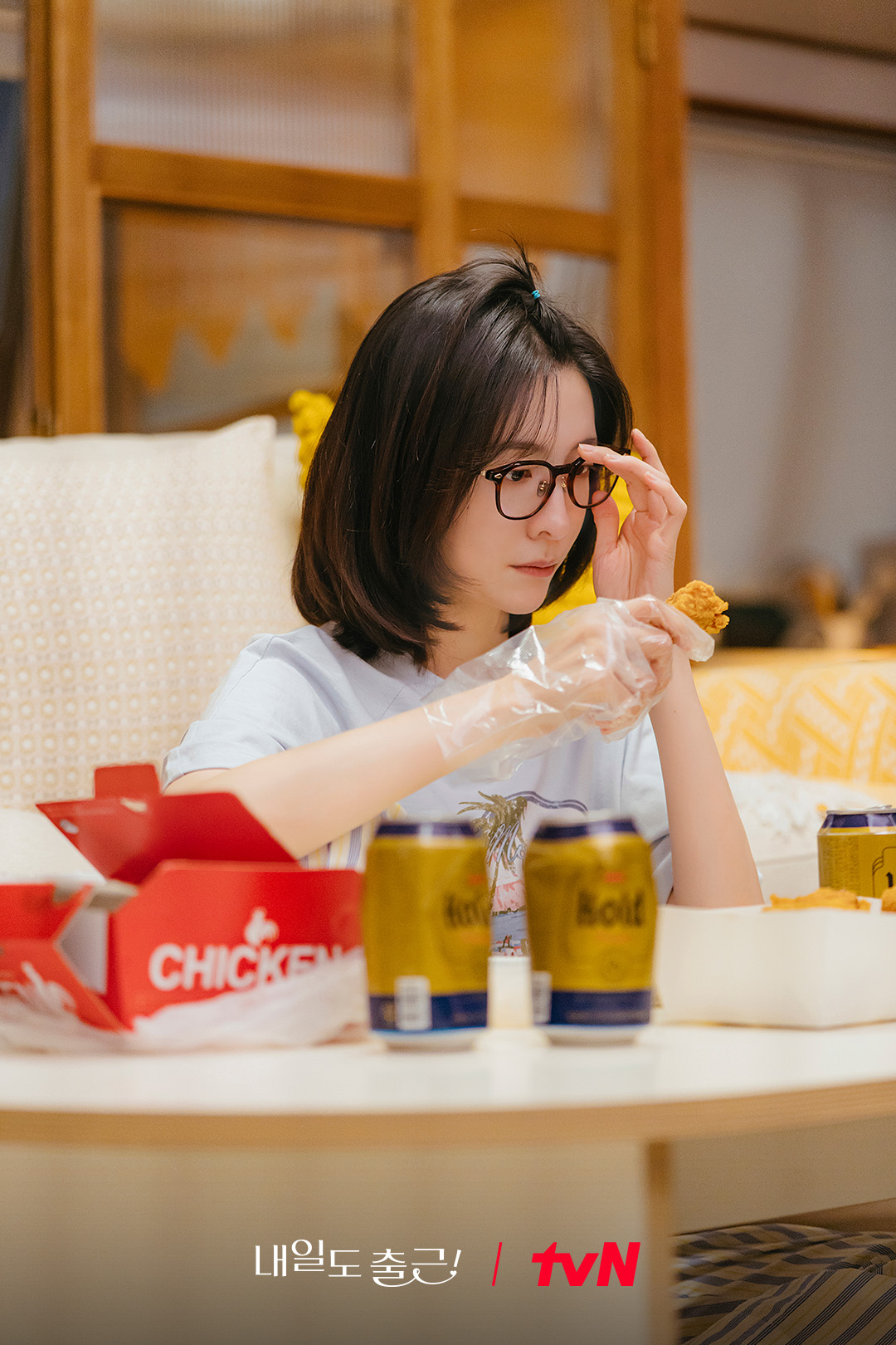 [잡담] 내일도출근) 회사에선 일잘러 선임✨ → 집에선 치맥 삼매경🍗출퇴근 ON&OFF 확실한 K-직장인 '차지윤'👩🏻‍💼 | 인스티즈