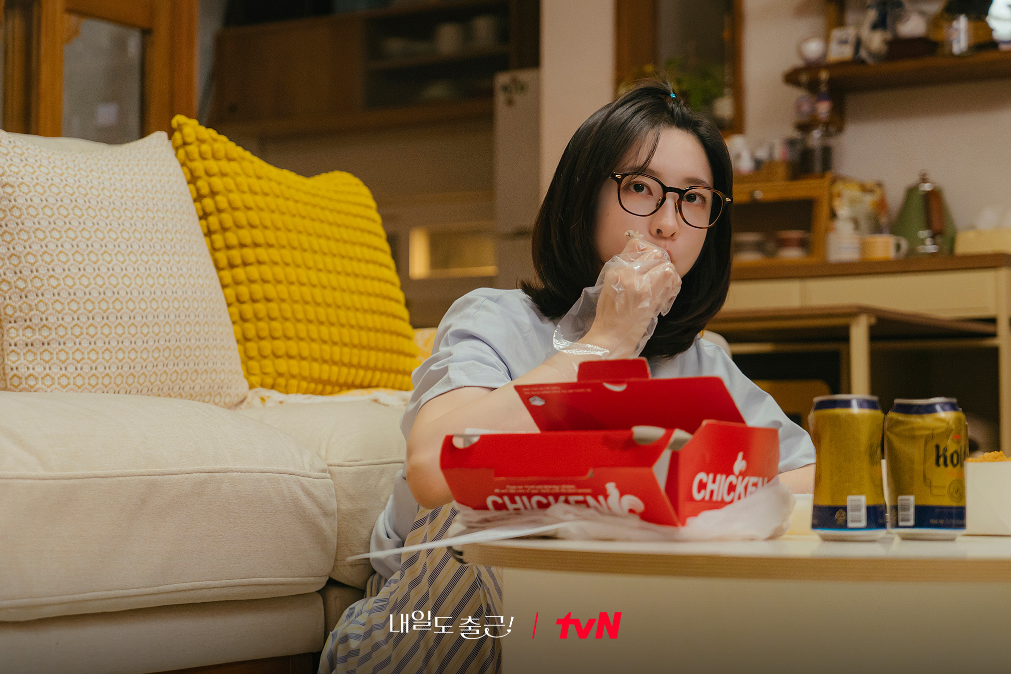[잡담] 내일도출근) 회사에선 일잘러 선임✨ → 집에선 치맥 삼매경🍗출퇴근 ON&OFF 확실한 K-직장인 '차지윤'👩🏻‍💼 | 인스티즈