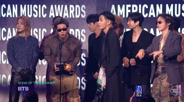 [정보/소식] 방탄소년단, AMA '올해의 아티스트' 수상…두 번째 대상 | 인스티즈