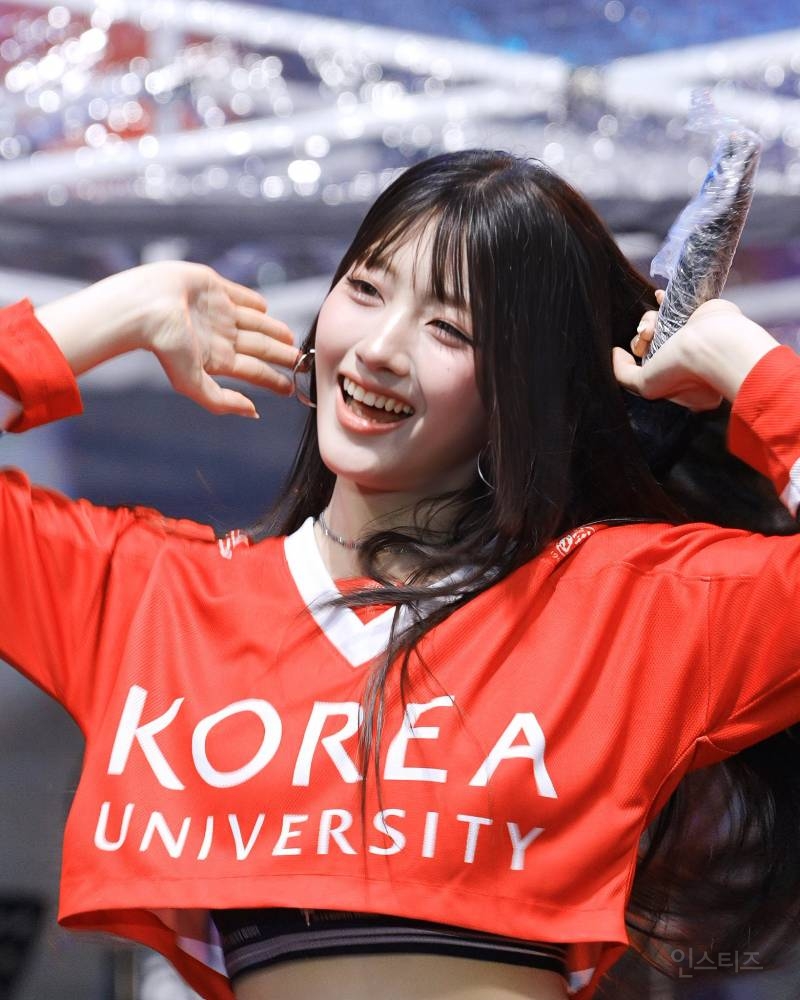 전광판으로 연대 압살한 고대 축제에서 요정으로 뜬 신인 여돌.jpg | 인스티즈