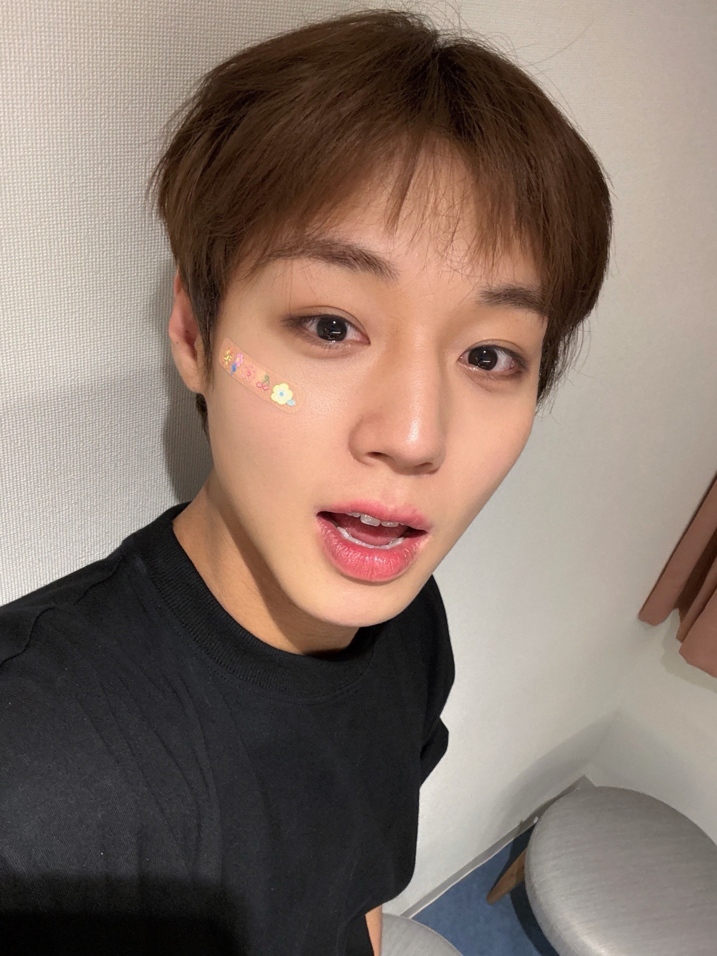 [잡담] 박지훈 방금 셀카 올라온 거 존예 | 인스티즈