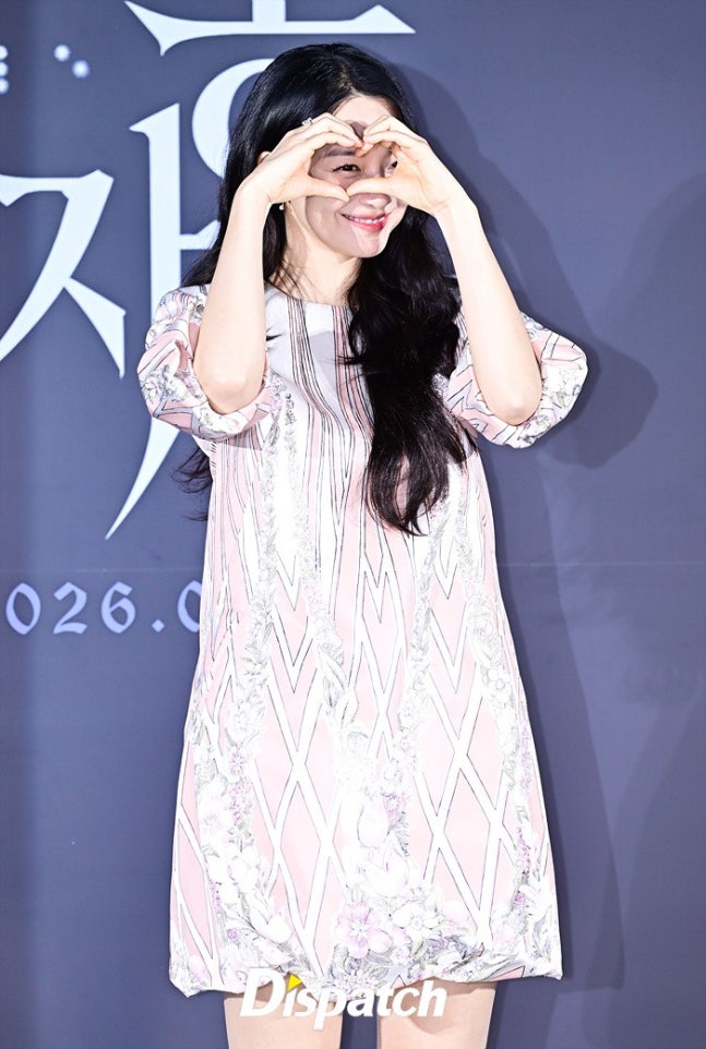 [잡담] 260526 눈동자 제작발표회 참석한 신민아 기사사진 | 인스티즈