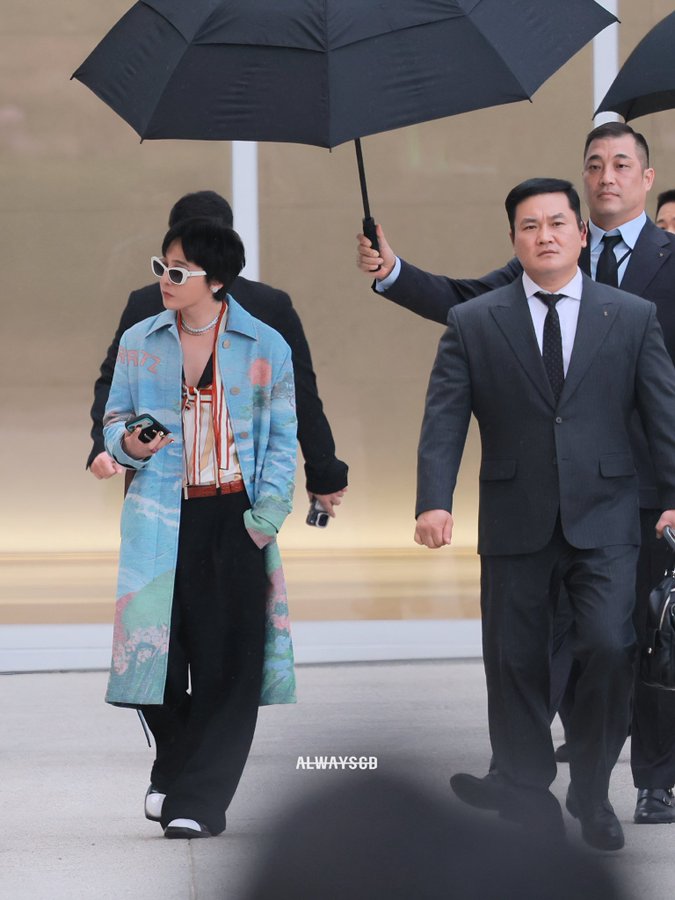[잡담] 와 지디 샤넬쇼 퇴근짤 떴다,,,,, | 인스티즈