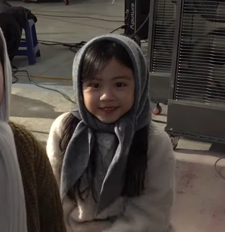 [잡담] 투어스 너모되 뮤비 비하인드에 나온 아역 너무 이쁨 | 인스티즈