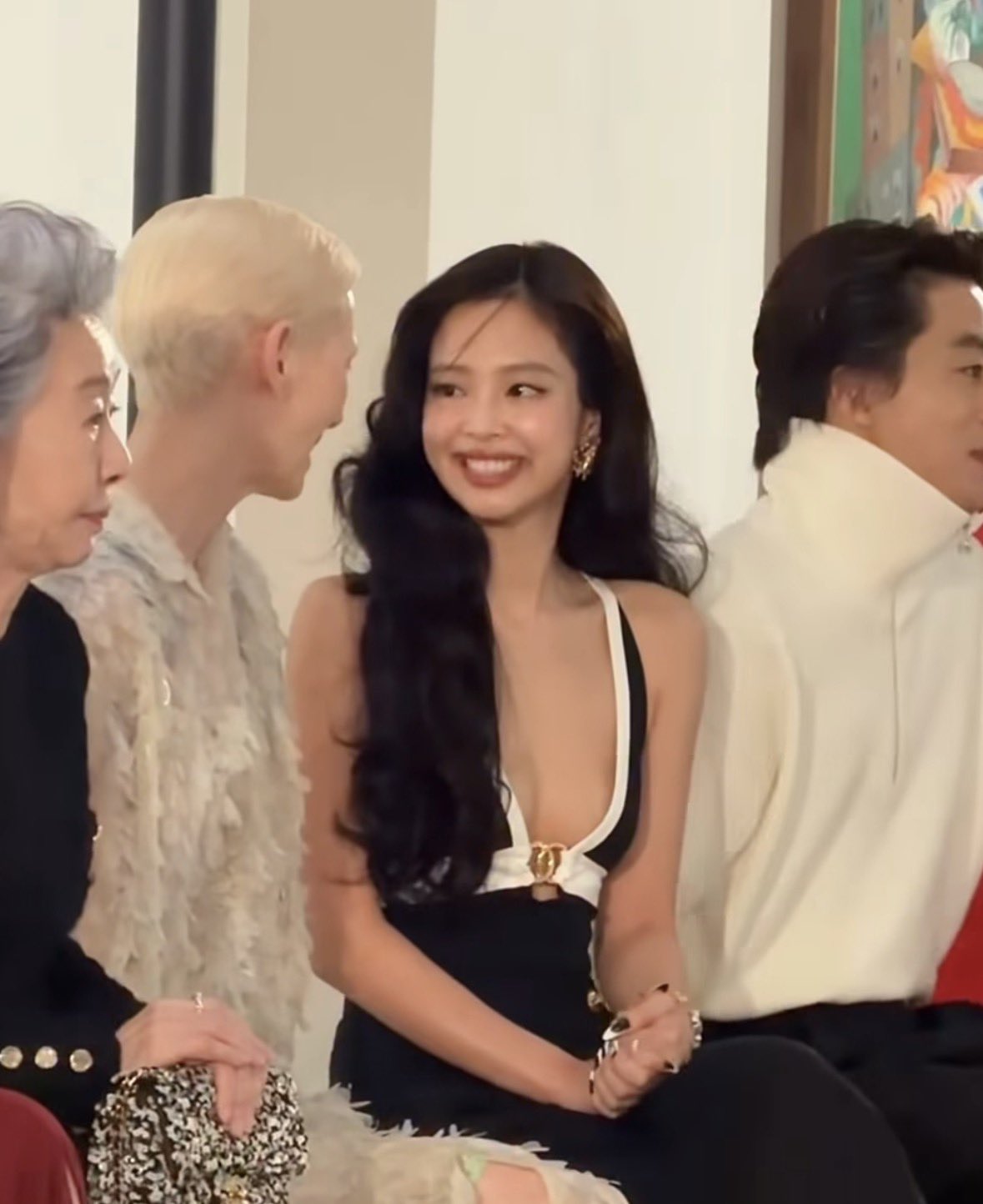 [잡담] 제니 멀리서 저화질로 보니 이목구비 뚜렷한거 실감됨 | 인스티즈