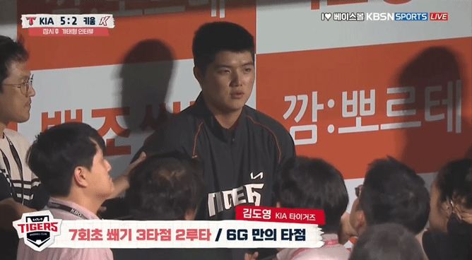 [잡담] 우리 뚱크민 우리 두두지 기자들에게 둘러쌓임 | 인스티즈