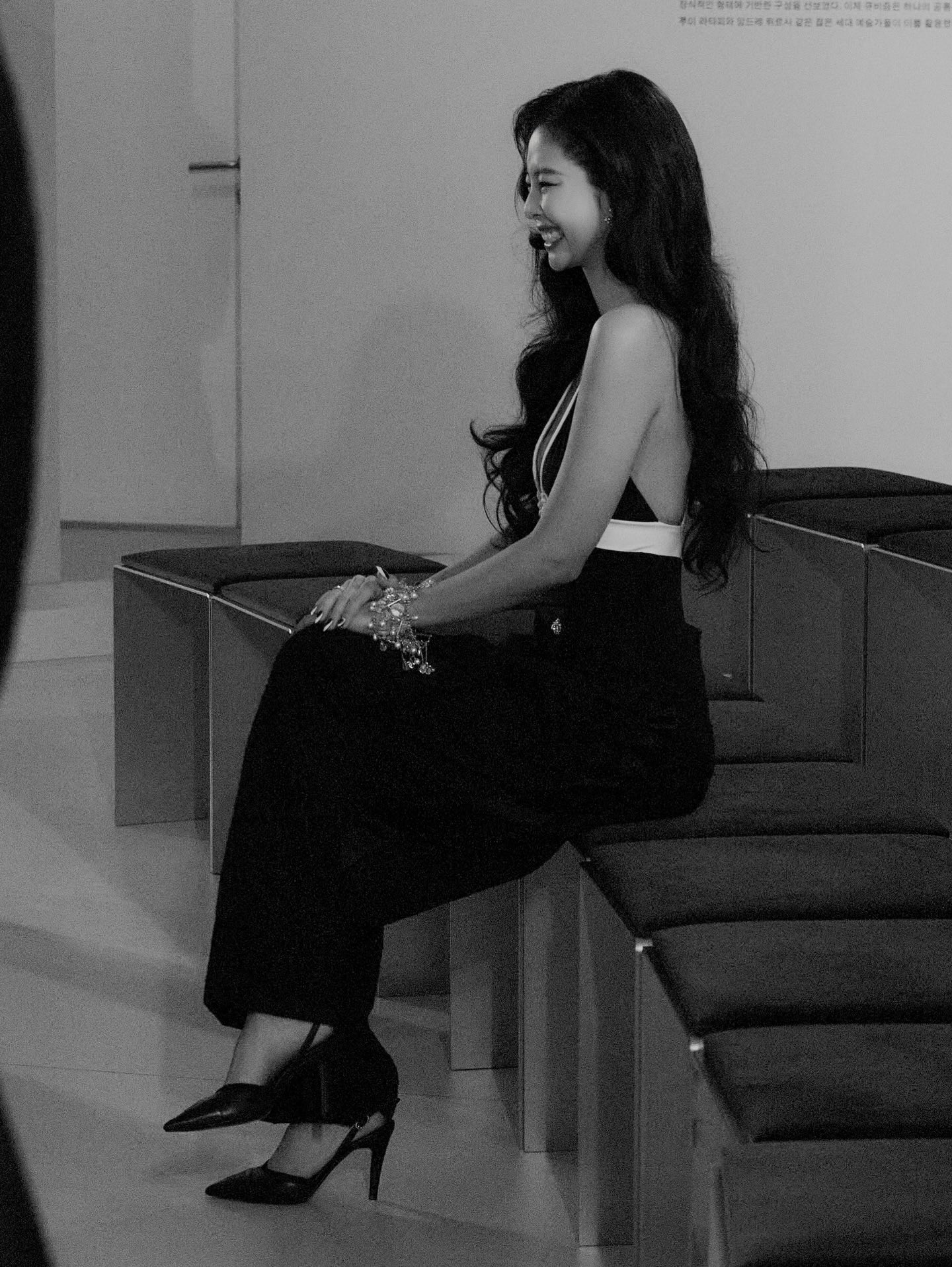 [잡담] 제니 오늘 샤넬쇼 사진 더 떴는데 ㅁㅊㄷ | 인스티즈