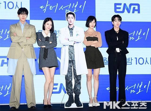 이재욱 X 신예은 주연 의학 로코 드라마 <닥터 섬보이> 제작발표회 사진.jpg | 인스티즈