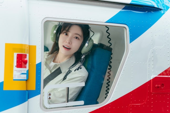 [정보/소식] 내일도출근) 서인국♥박지현, 첫 만남부터 냉랭... '내일도 출근!' 헬기 동행 포착 | 인스티즈