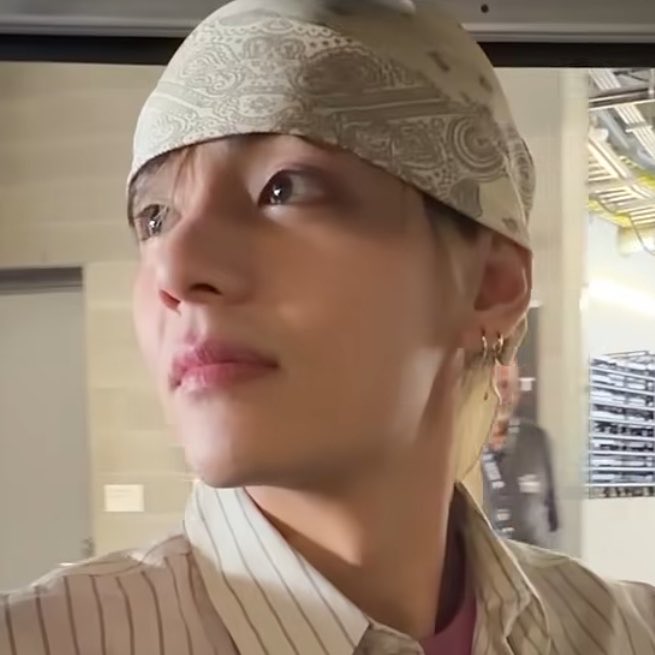 [잡담] 방탄 뷔 카트 후진하는데 얼굴이 이럴일인가? | 인스티즈