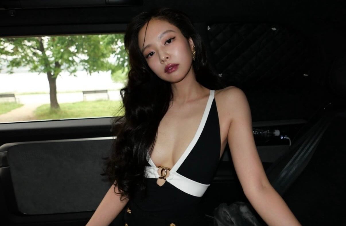 [잡담] 제니 샤넬 인스타 올라왔는데 향수 냄새나는거 같음 | 인스티즈