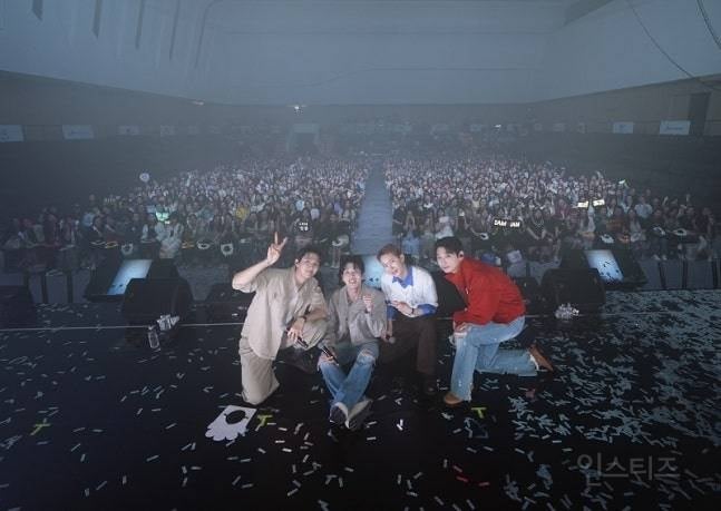 '2am' 서울콘서트 전석 매진…아시아 투어 열기 잇는다 | 인스티즈