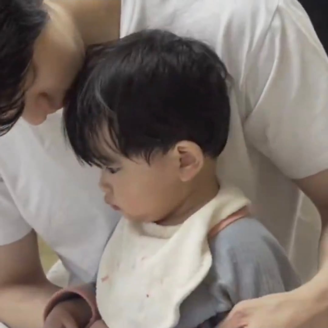 [잡담] 유준이 볼살이 너무 볼록해서 생기는 턱에 요 부분이 ㄴㅁㄱㅇㅇ | 인스티즈