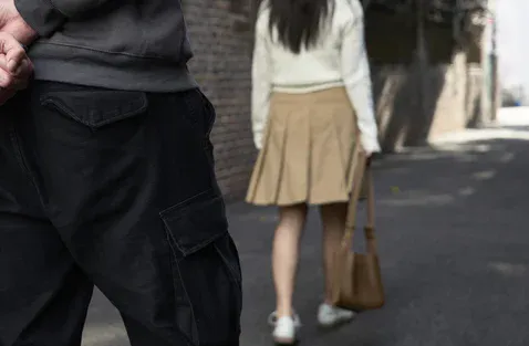 [정보/소식] 제주서 대낮 여학생 납치 시도, 15분 사투 끝 탈출..."전과 다수" 60대 구속 | 인스티즈