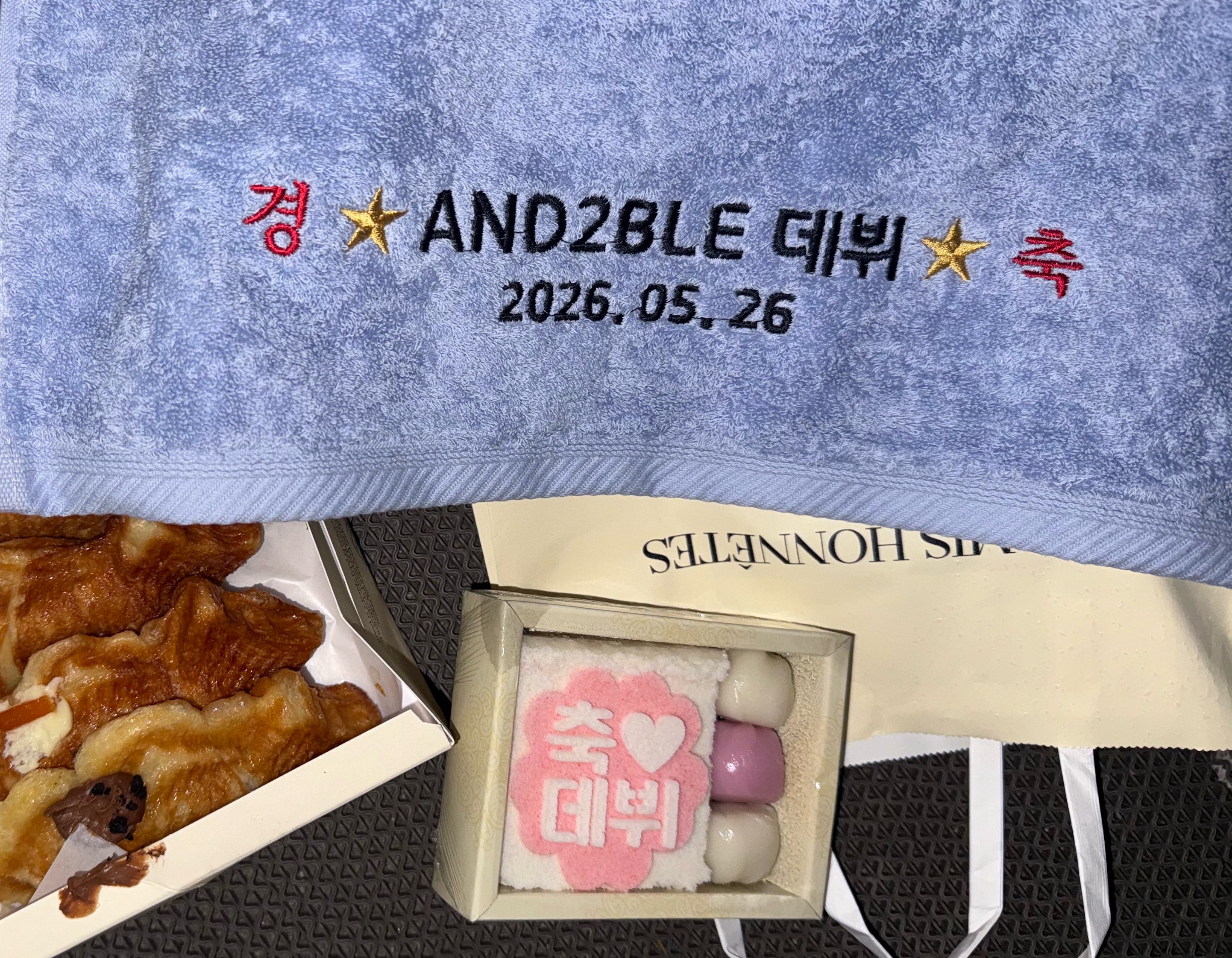 [잡담] 앤더블 데뷔무대 역조공 귀엽다 | 인스티즈
