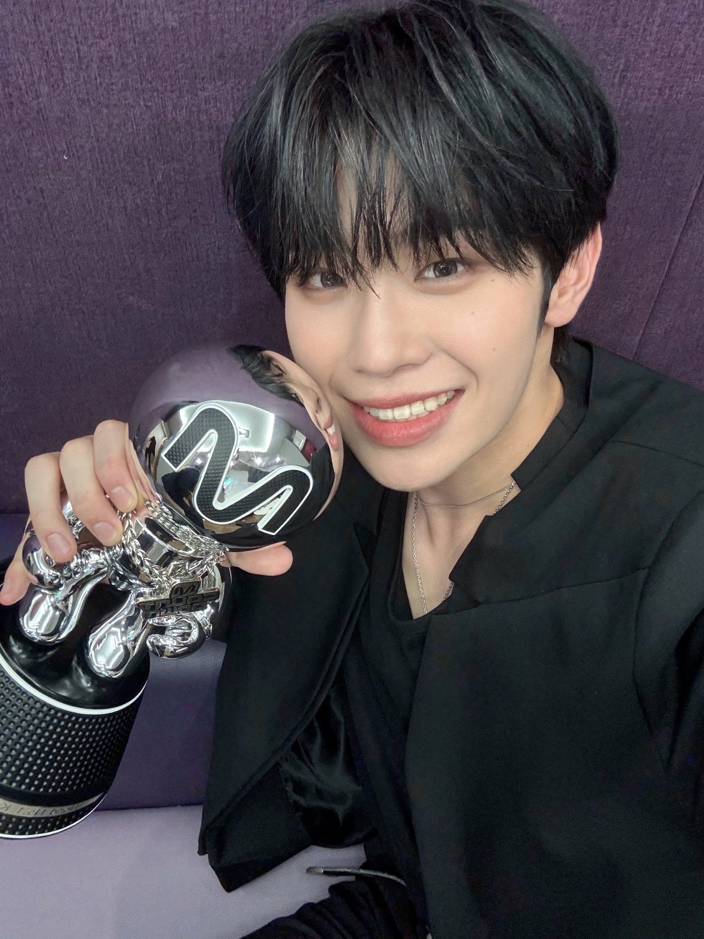 [잡담] 태래 엠카 1위 트로피랑 셀카 왔다 🏆 | 인스티즈
