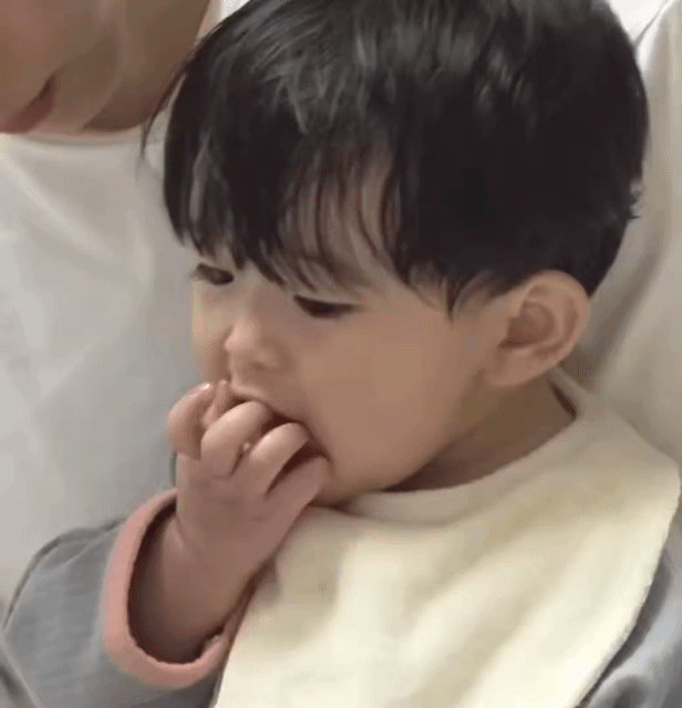 [잡담] 유준이 딸기 맛있어서 눈썹이랑 고개 둘다 까딱하는거 ㄱㅇㅇ | 인스티즈