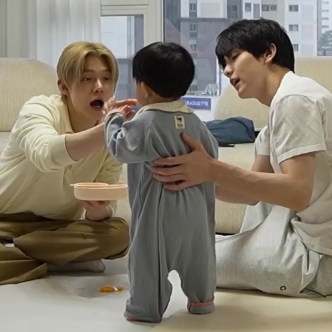 [잡담] 삼촌들이 빠쇼니스타라서 쪼꼬미 유준이 옷 밑단 접어준거 | 인스티즈