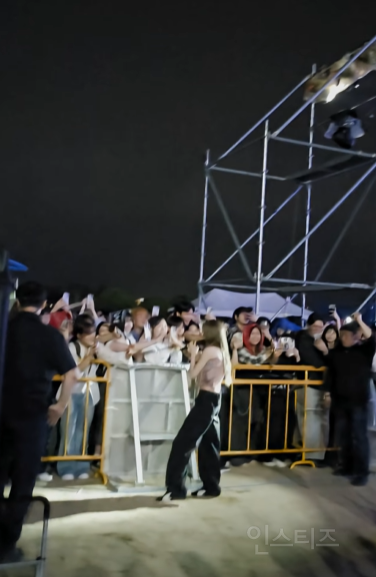 대학축제에서 팬스 바로앞까지 팬서비스 시전해주는 여돌.jpg | 인스티즈